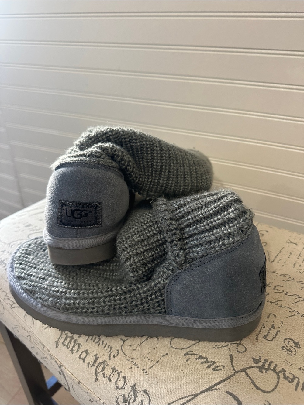 UGG women’s Gray Knit Slip-On Slippers boots 8